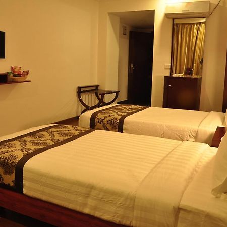 Grand Clarks Inn Badami Buitenkant foto