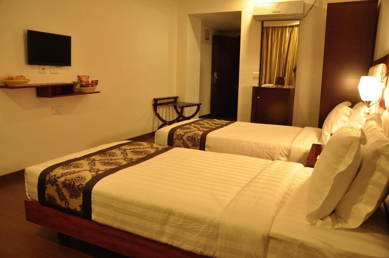 Grand Clarks Inn Badami Buitenkant foto