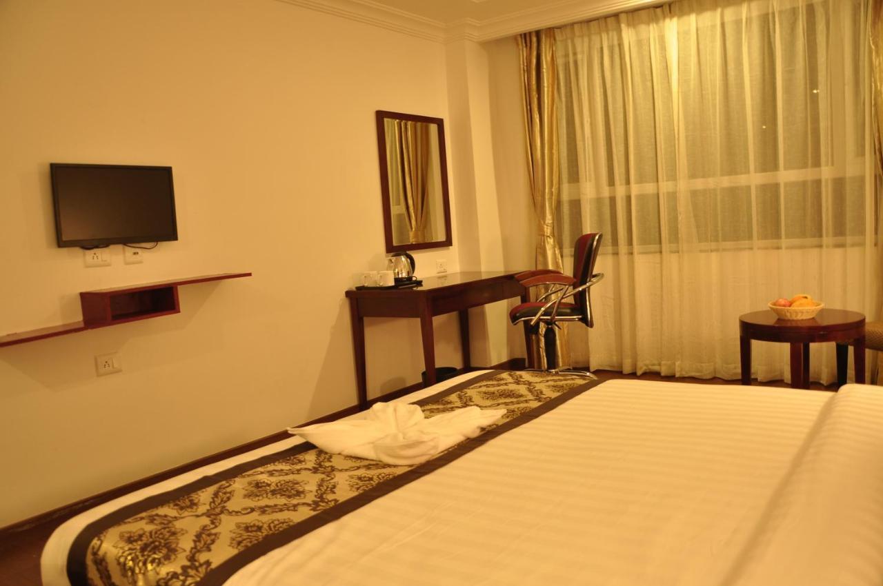Grand Clarks Inn Badami Buitenkant foto