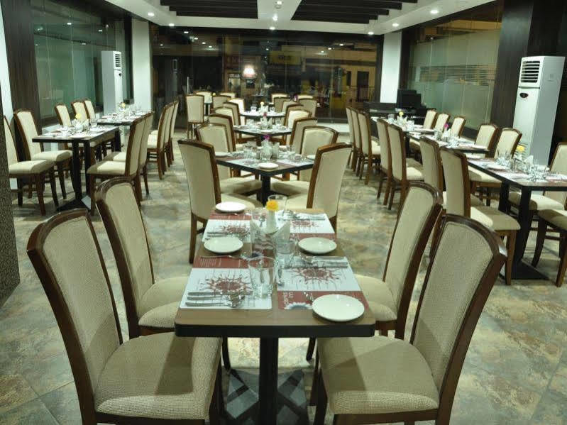 Grand Clarks Inn Badami Buitenkant foto