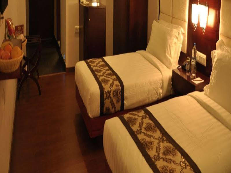 Grand Clarks Inn Badami Buitenkant foto