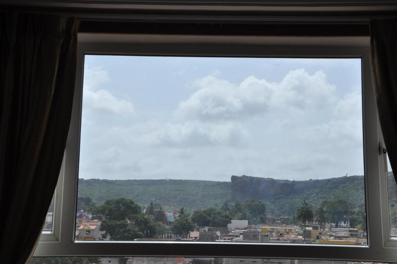 Grand Clarks Inn Badami Buitenkant foto
