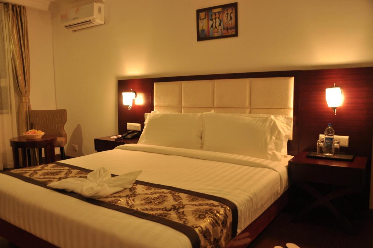 Grand Clarks Inn Badami Buitenkant foto