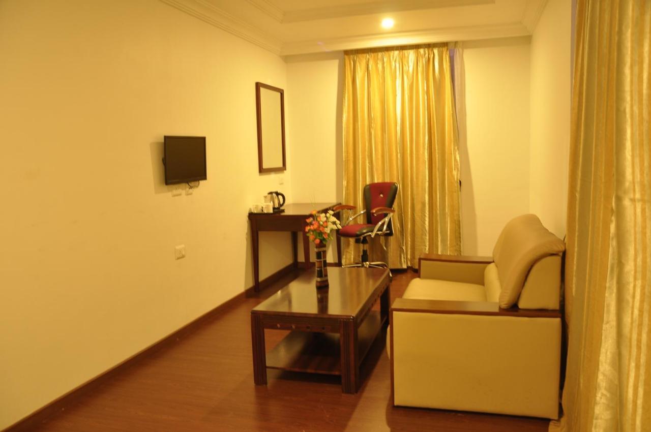 Grand Clarks Inn Badami Buitenkant foto