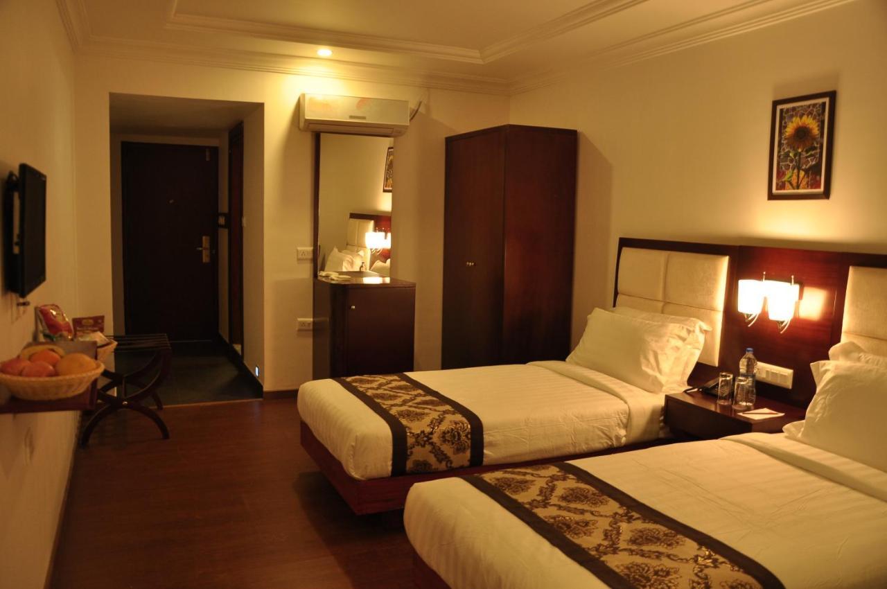 Grand Clarks Inn Badami Buitenkant foto