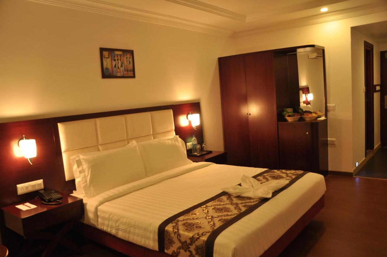 Grand Clarks Inn Badami Buitenkant foto