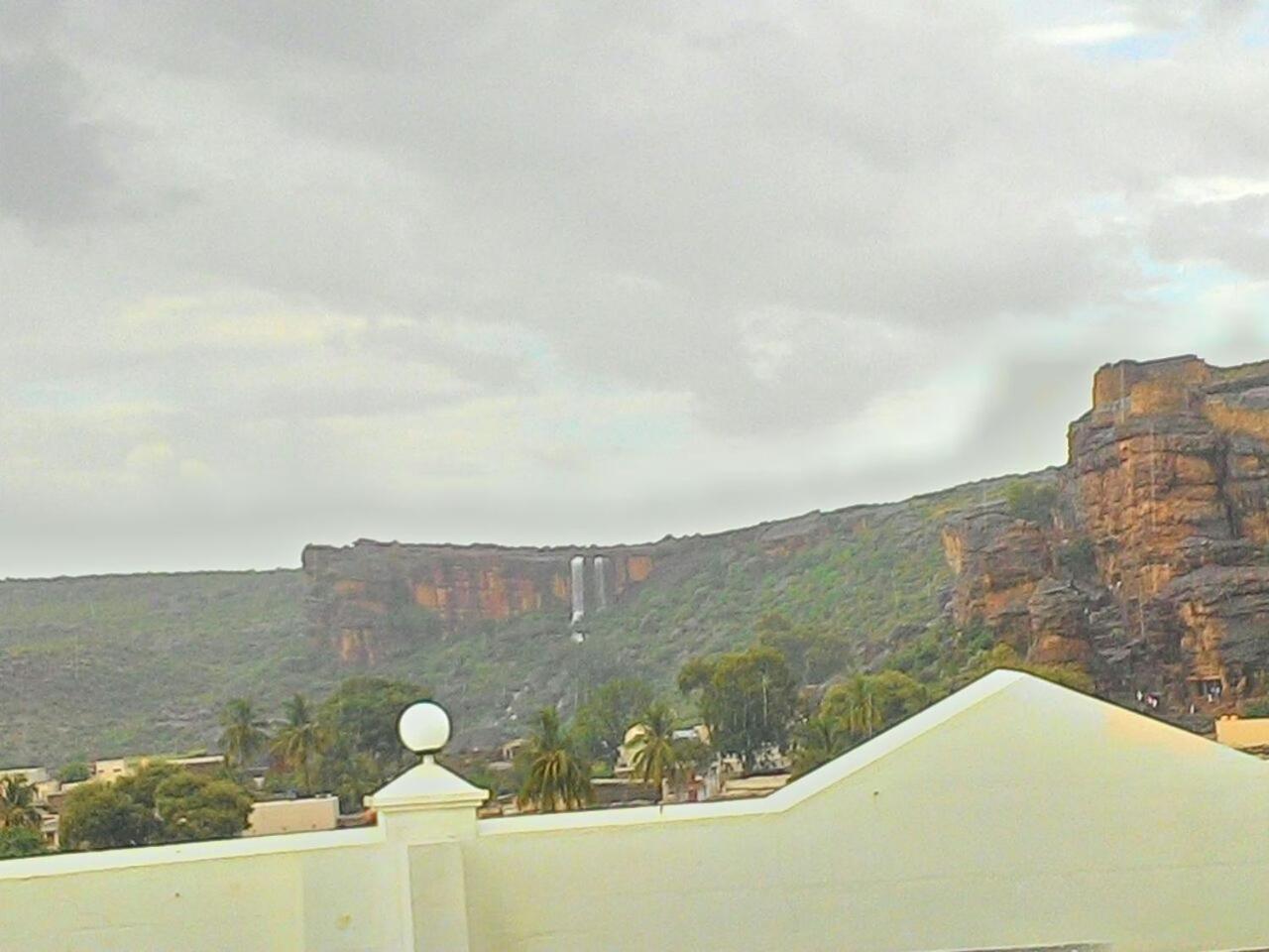 Grand Clarks Inn Badami Buitenkant foto