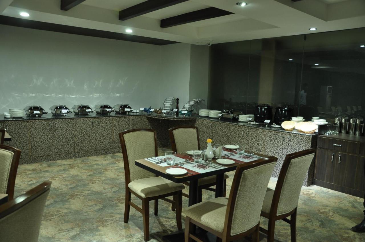 Grand Clarks Inn Badami Buitenkant foto