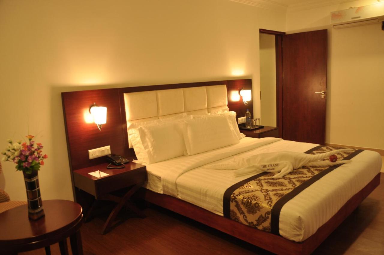 Grand Clarks Inn Badami Buitenkant foto