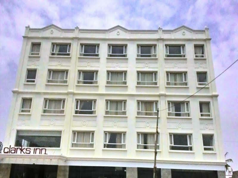 Grand Clarks Inn Badami Buitenkant foto